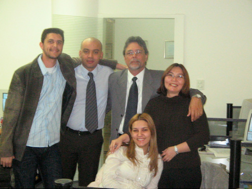 Da direita para a esquerda Deiverson Flausino, Antônio Gomes Jr, Consultor Marcos Fleming, Angélica Tessaroto (sentada) e Liria Shimabukuro