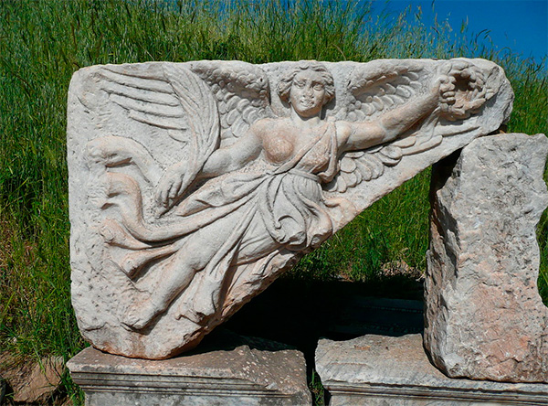 Escultura em pedra da deusa Nike nas ruínas da antiga cidade de Éfeso