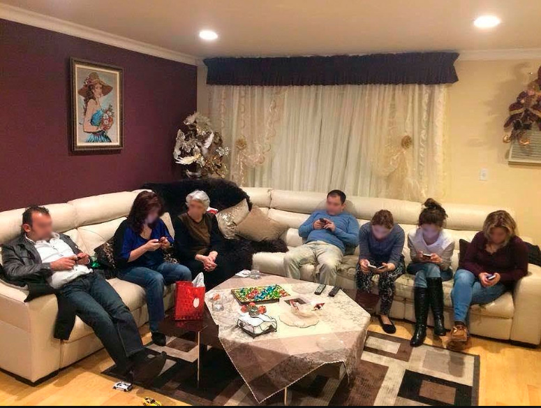 Família foi visitar a avó que estava se sentindo muito sozinha. Foto que se tornou viral.